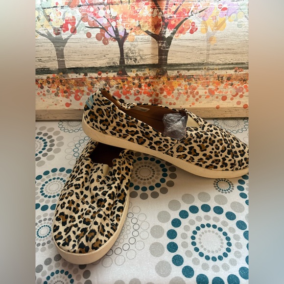 Toms Shoes - Toms Leopard Pattern Slip-On loafers
Going out classic breathable Toms
10 Wide